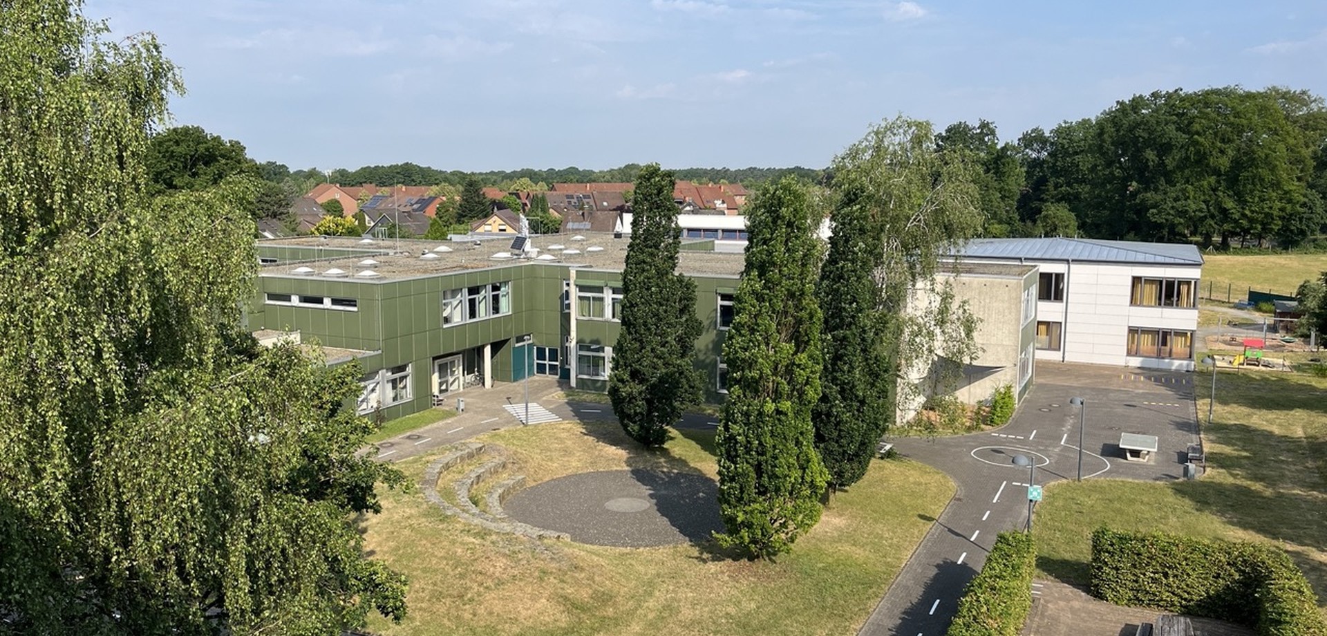 Die Schule von oben.